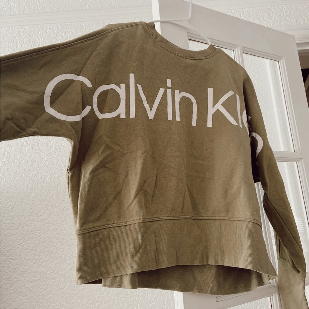 Pretty green Calvin Performance crewneck!